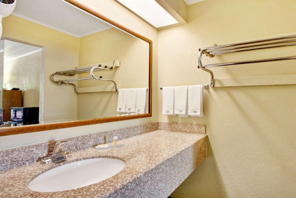 Days Inn by Wyndham Knoxville West