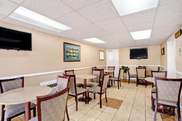 Days Inn by Wyndham Knoxville West image 10